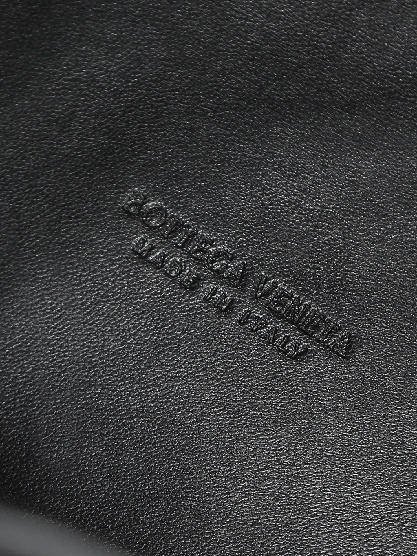 Batch 3300. The 24th early autumn new model Andiamo Parachute is made of a whole piece of woven leather. It is processed with folding stitching at the four corners # Craftsmanship and creativity. Large size is atmospheric and practical. One of the must-selects for BV. Large space, can hold a computer, shoulder straps are thick, and the upper shoulder is very comfortable. Large parachute upper body real photo can be carried on the back. The upper body is versatile and cute☺️ Style number: 796571 Size: 30*26*20cm